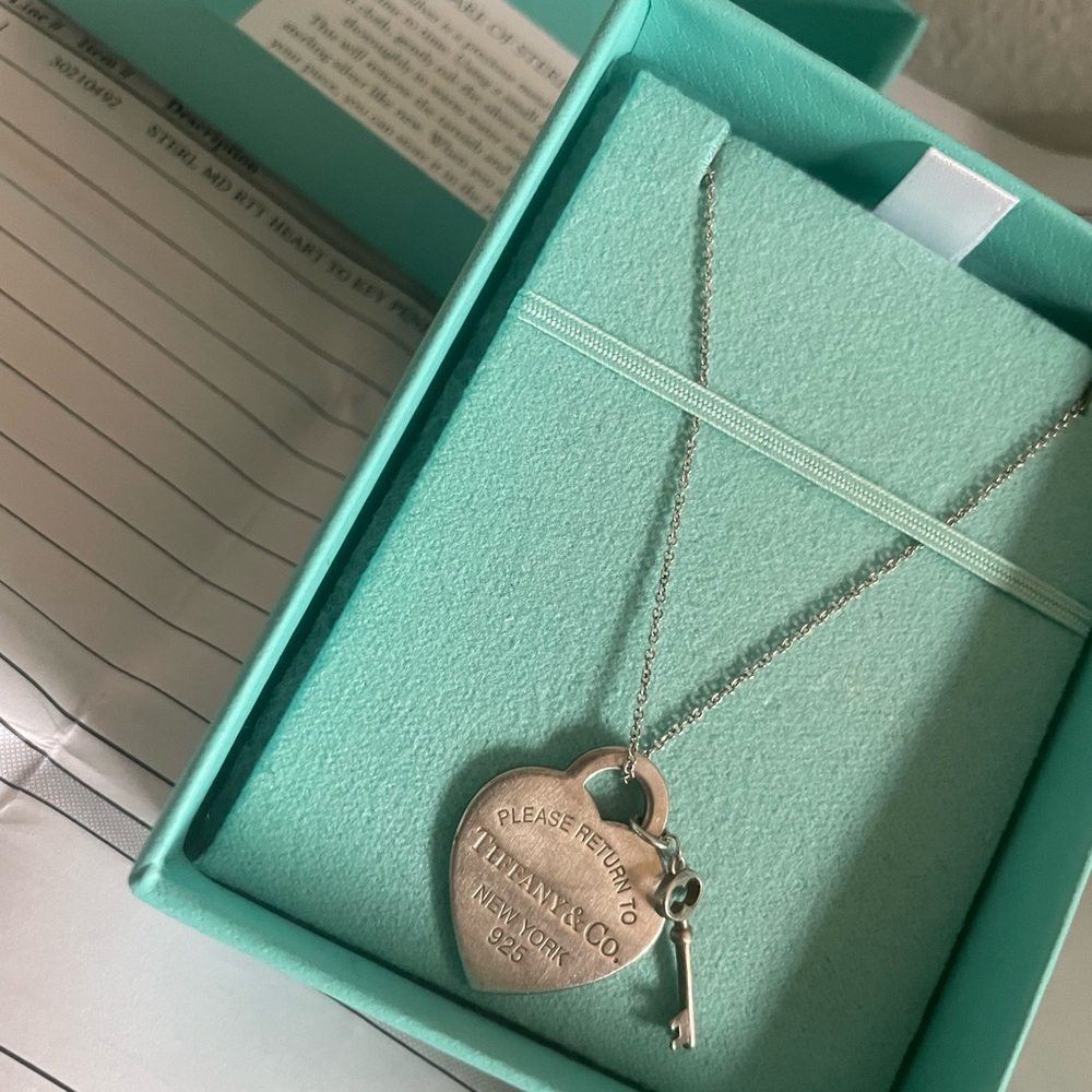 Return to Tiffany Heart Tag with Key Pendant - Picture 3 of 5